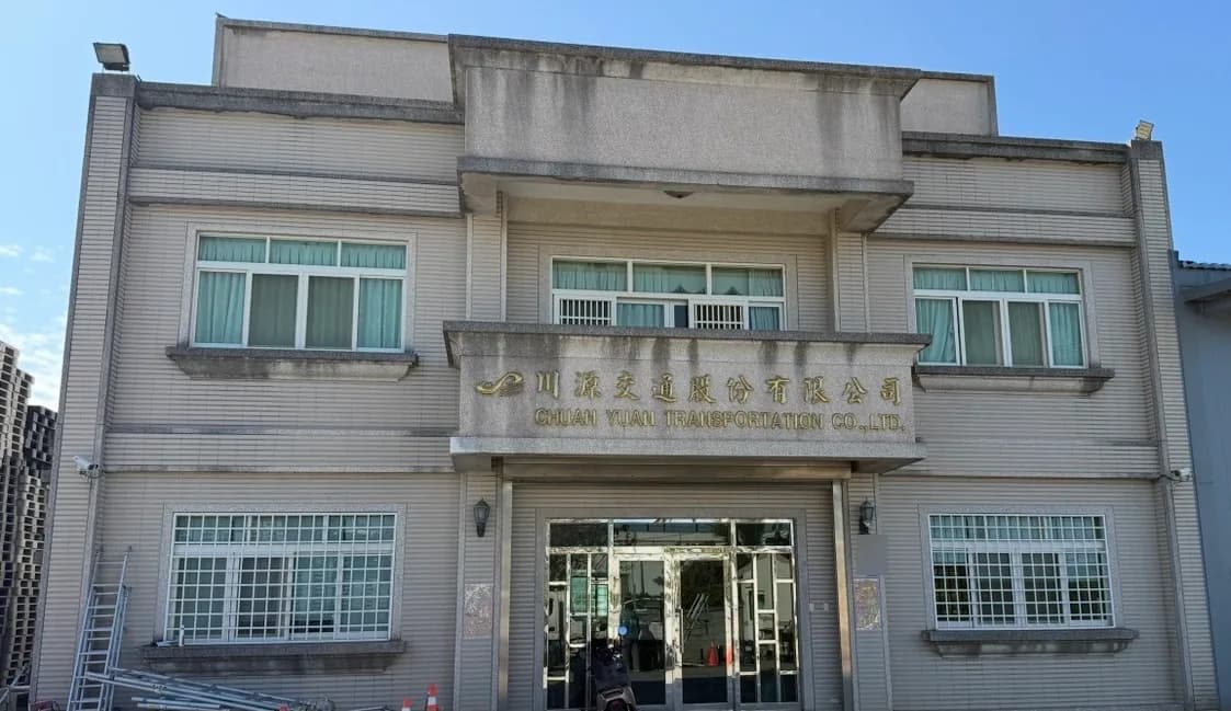川源交通獨棟建物正面外牆,清洗前照片,招牌可見